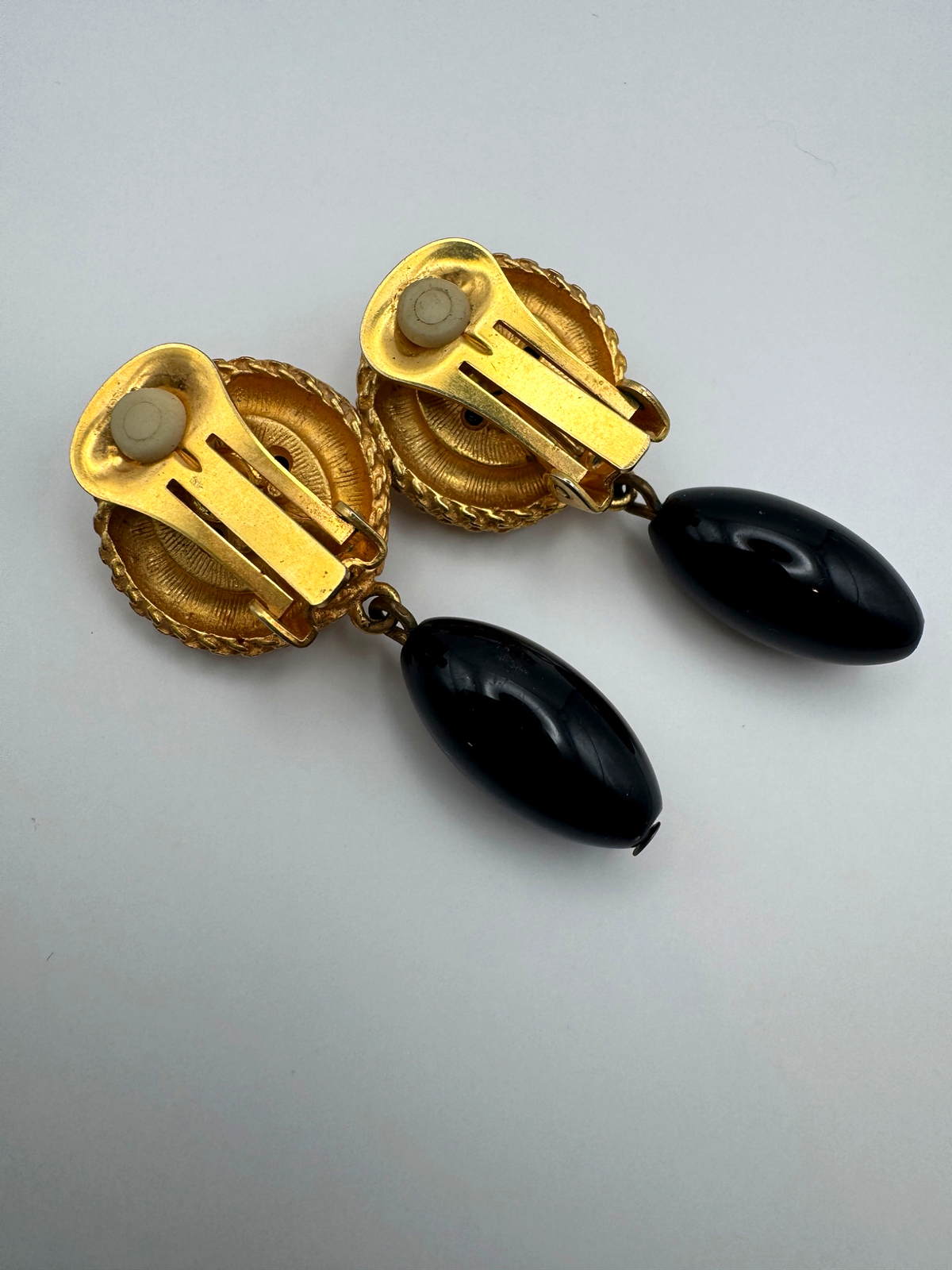 Vintage Unsigned Gold Tone Rope Textured Black Cabochon Drop Clip Earrings