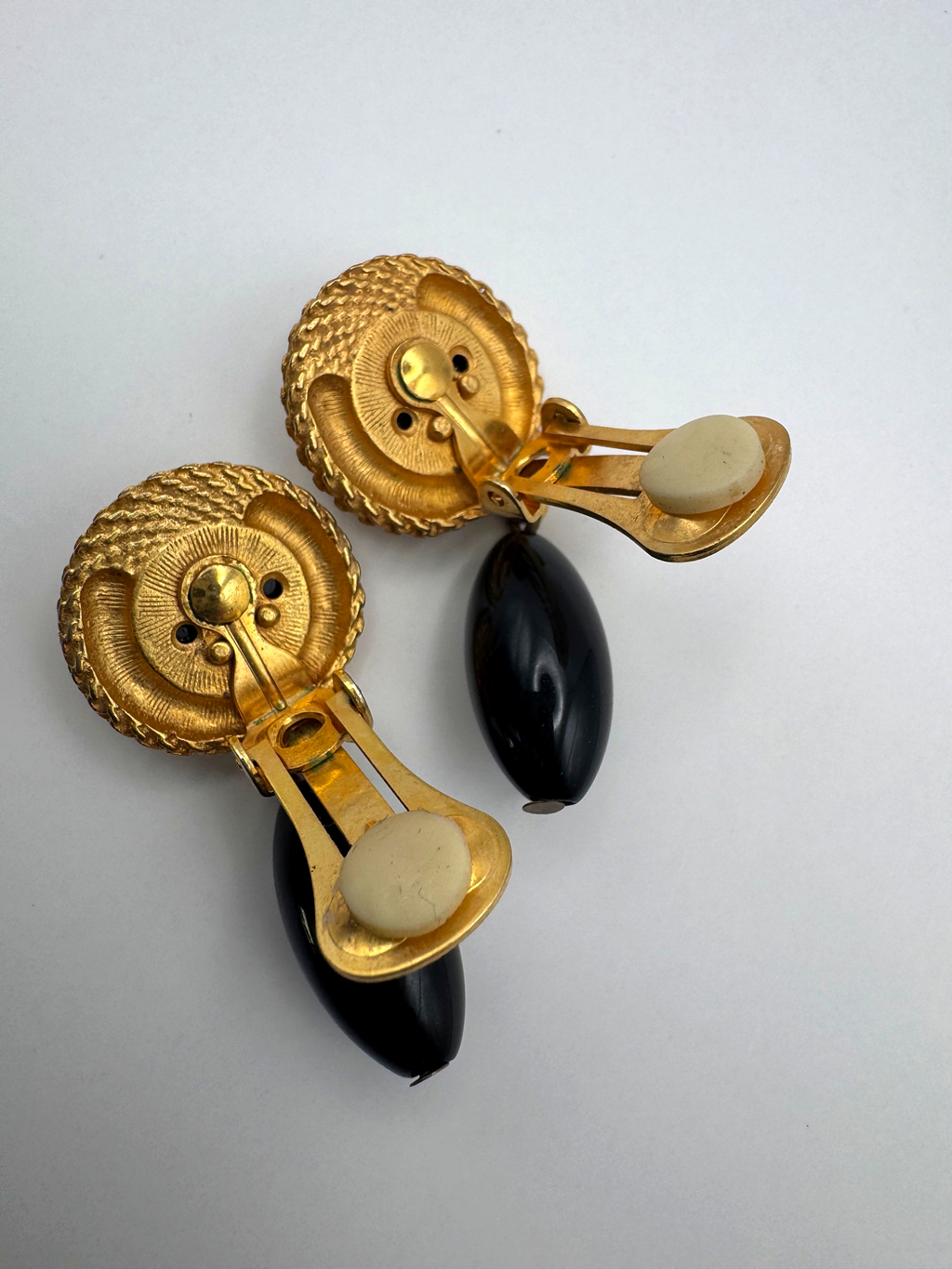 Vintage Unsigned Gold Tone Rope Textured Black Cabochon Drop Clip Earrings