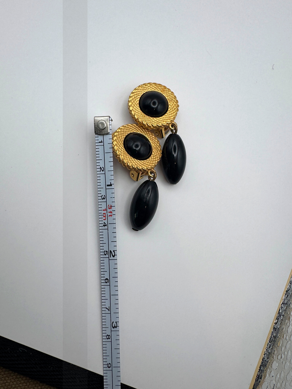 Vintage Unsigned Gold Tone Rope Textured Black Cabochon Drop Clip Earrings