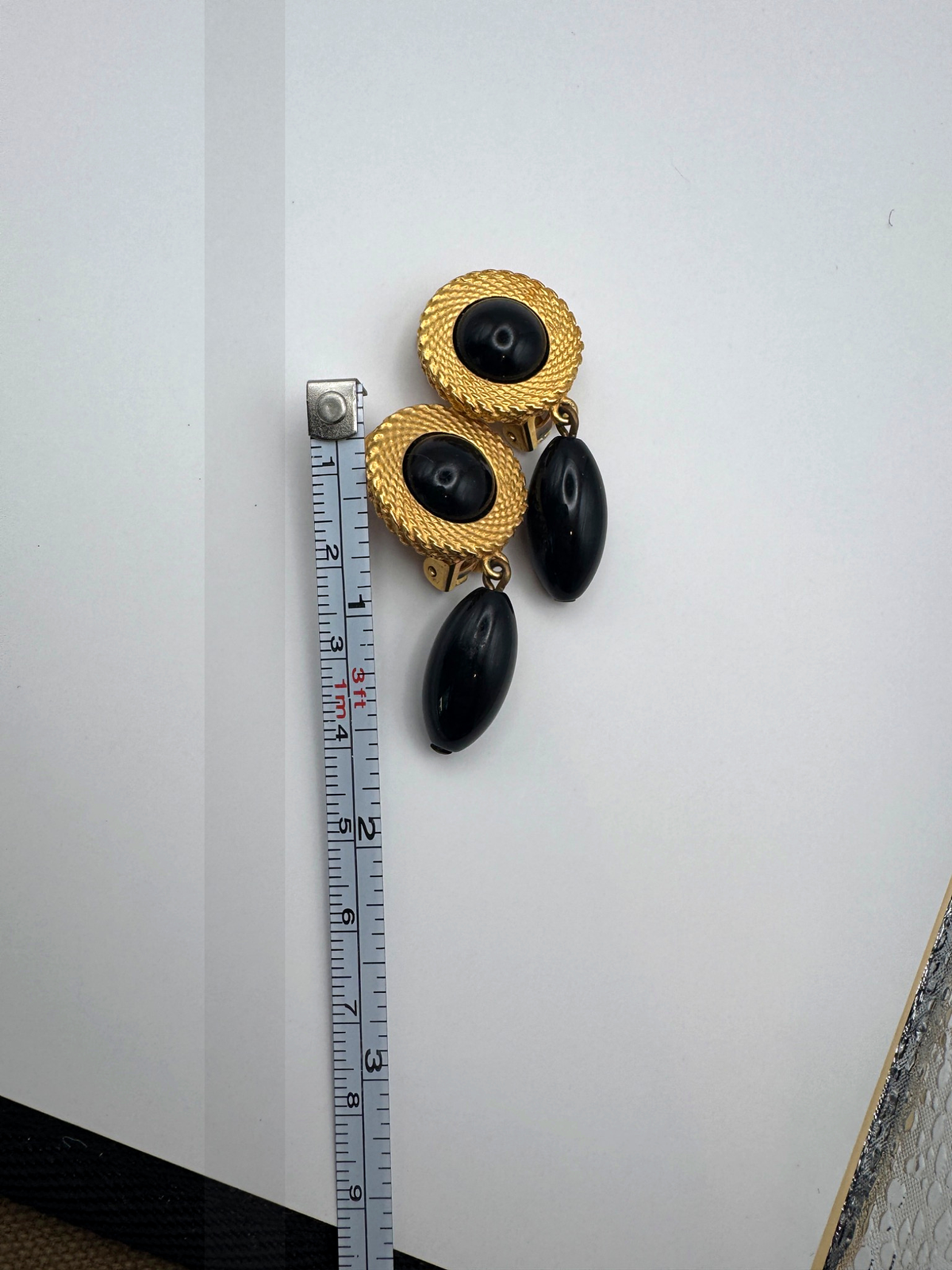 Vintage Unsigned Gold Tone Rope Textured Black Cabochon Drop Clip Earrings