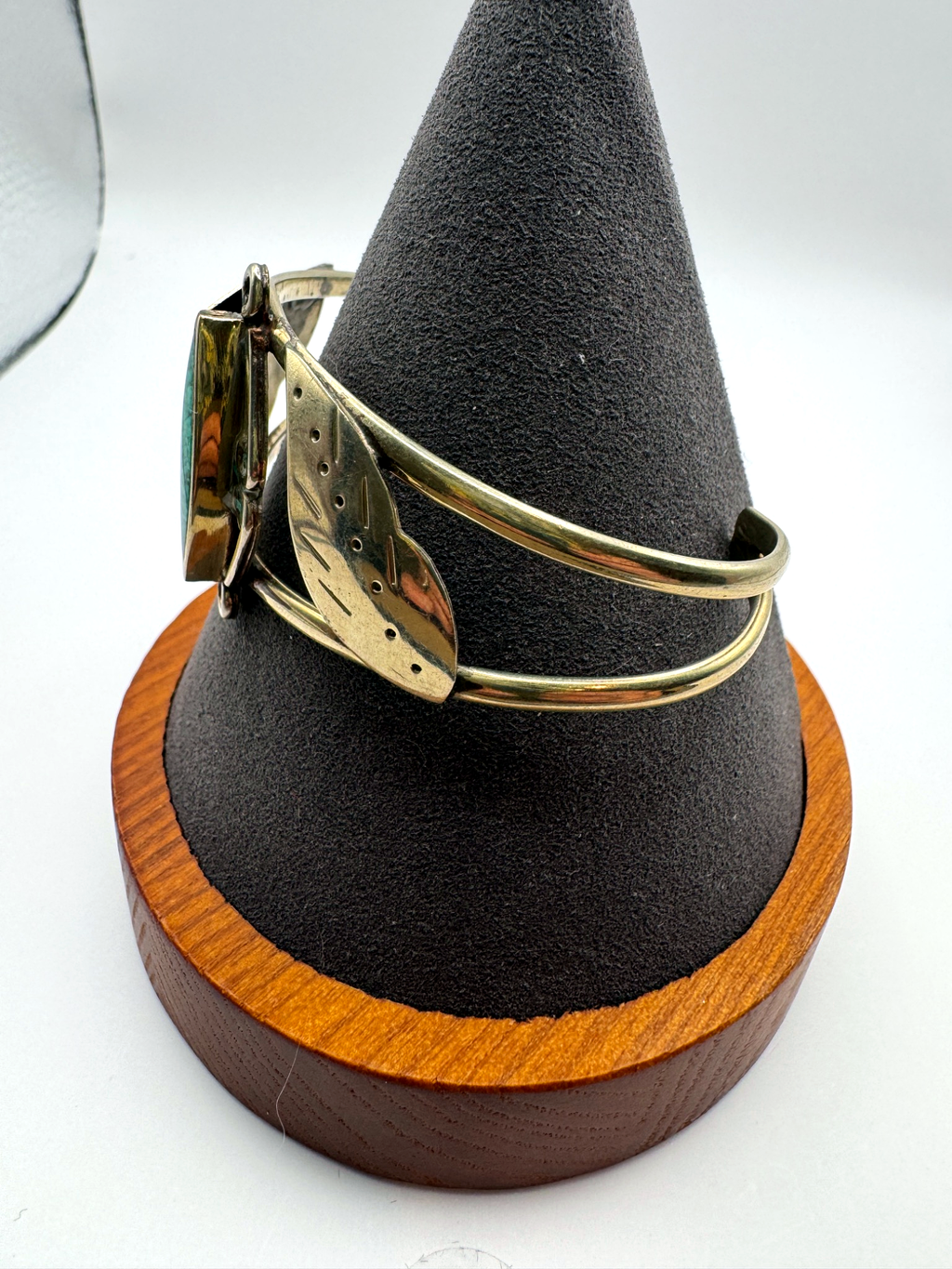 Vintage Mexico Brass Tone Cuff Bracelet Crushed Green Stone Inlay Leaf Design Hecho en Mexico