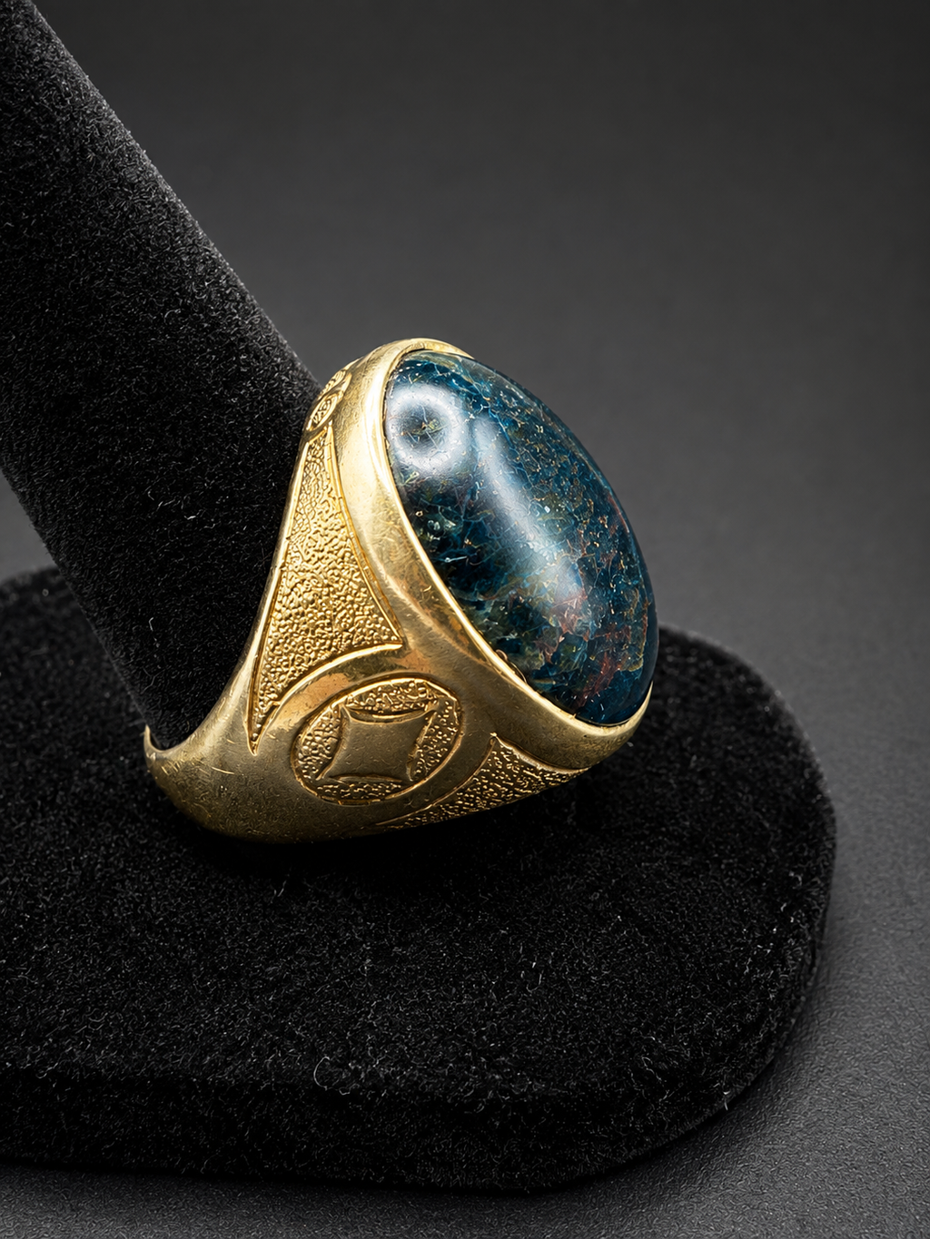 Vintage Gold Tone Signet Ring Blue/Black Oval Cabochon Geometric Design Sz 7.75