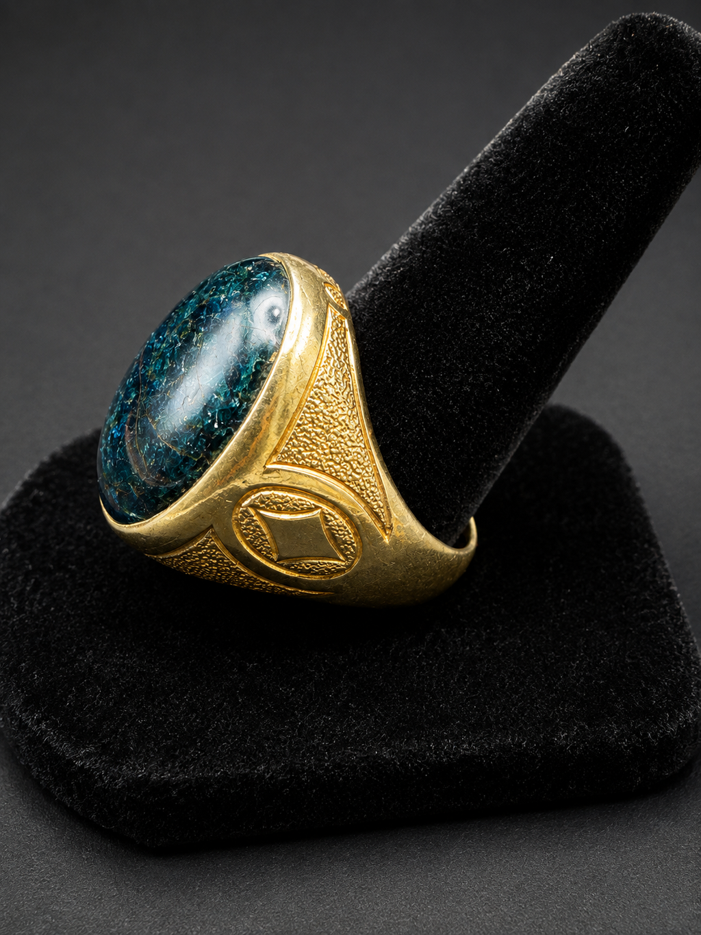 Vintage Gold Tone Signet Ring Blue/Black Oval Cabochon Geometric Design Sz 7.75