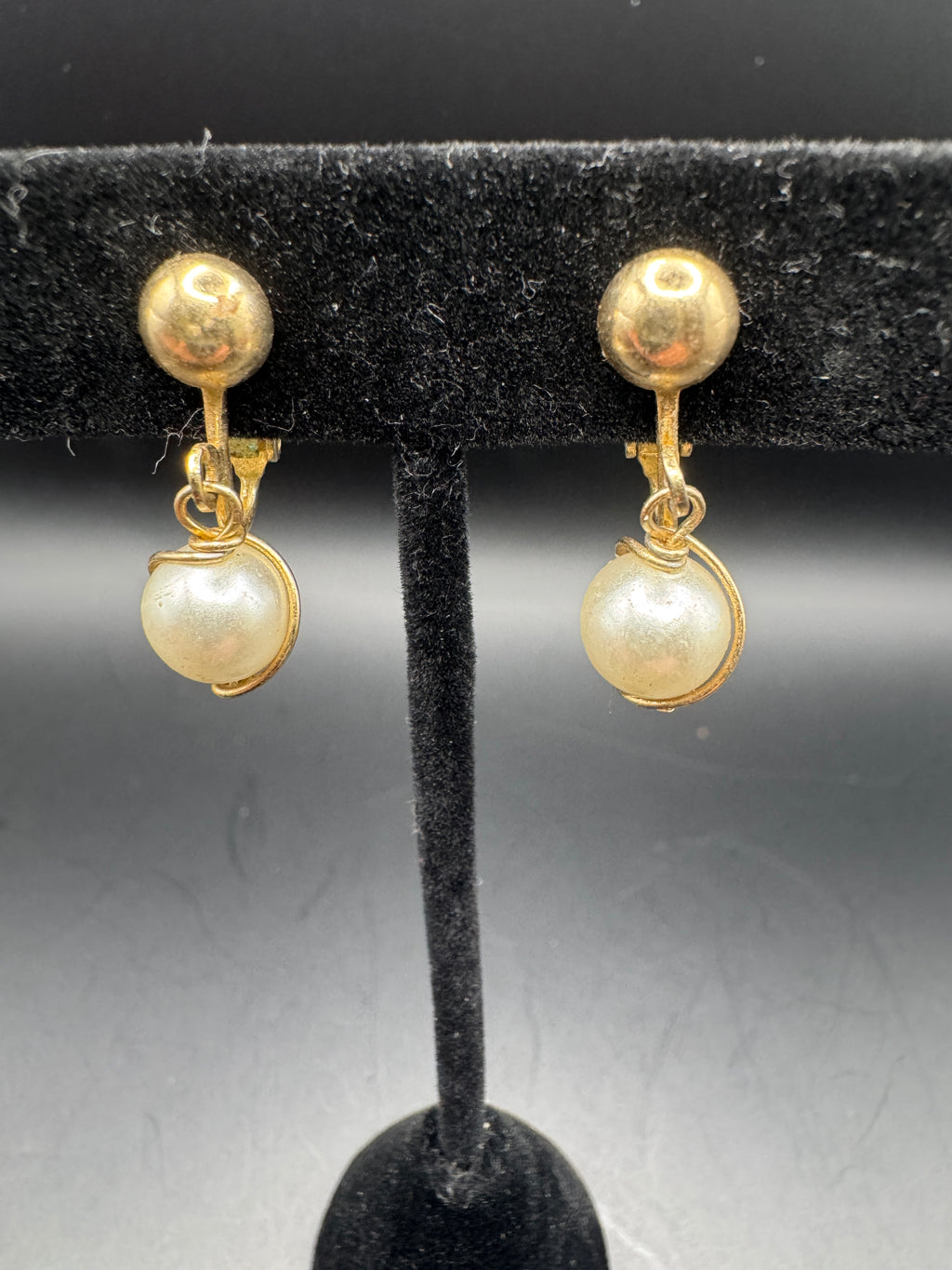 Vintage Sarah Coventry Gold Tone Faux Pearl Dangle Clip On Earrings Signed
