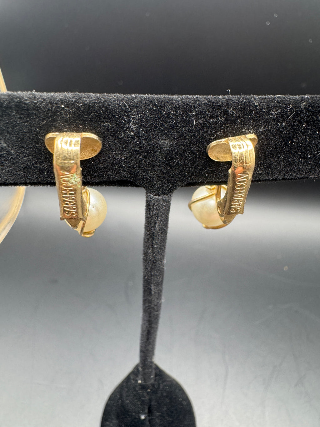 Vintage Sarah Coventry Gold Tone Faux Pearl Dangle Clip On Earrings Signed