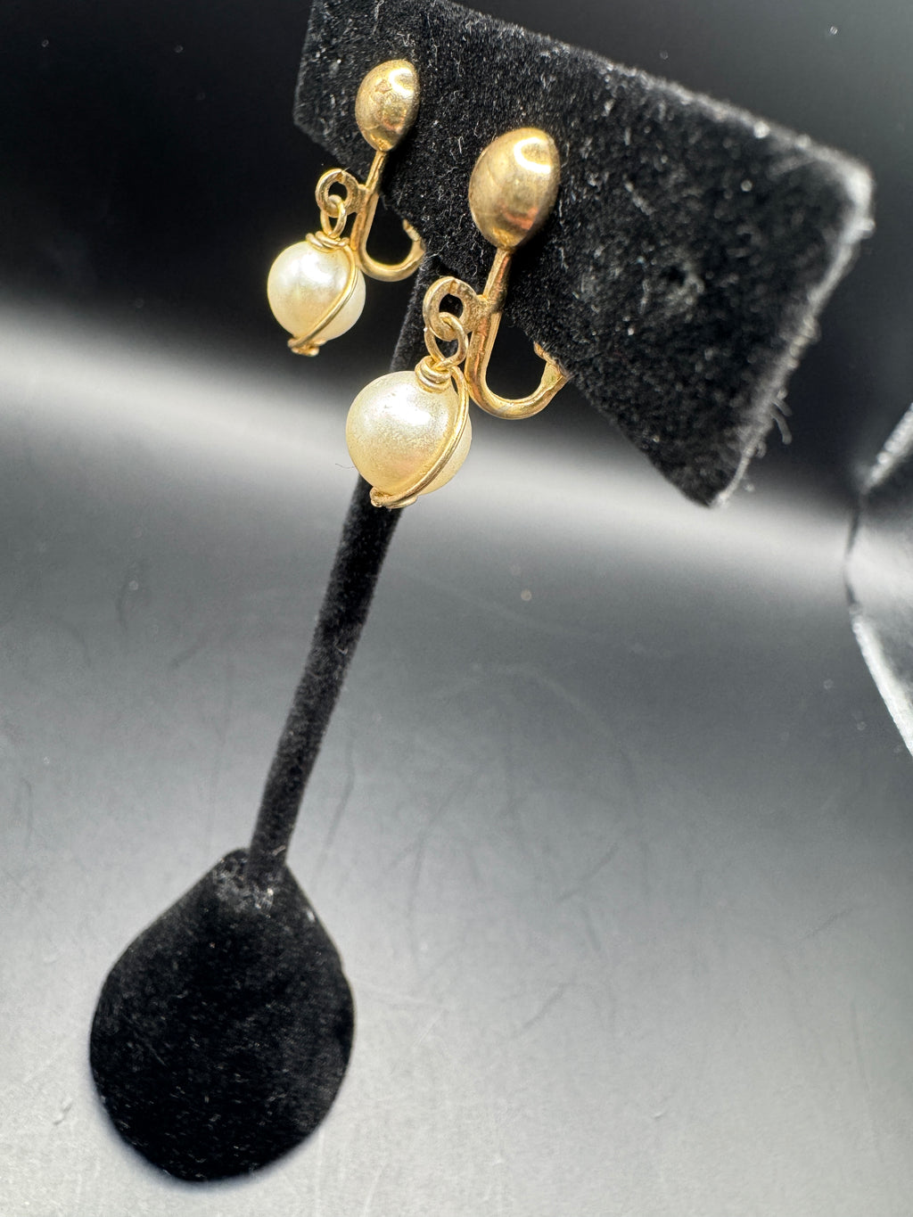 Vintage Sarah Coventry Gold Tone Faux Pearl Dangle Clip On Earrings Signed