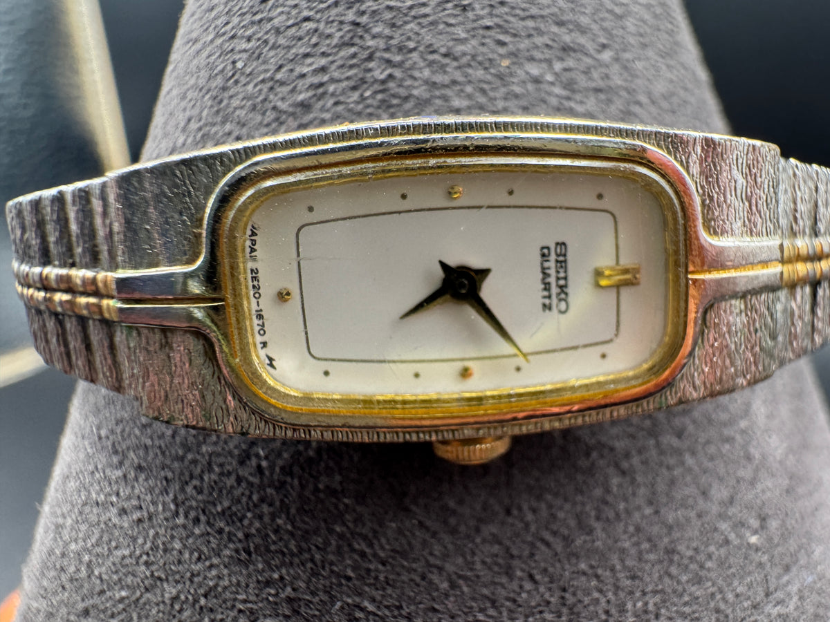 Vintage Seiko 2C20-6399 Ladies Gold Tone Two Tone Quartz Watch Untested Parts Repair