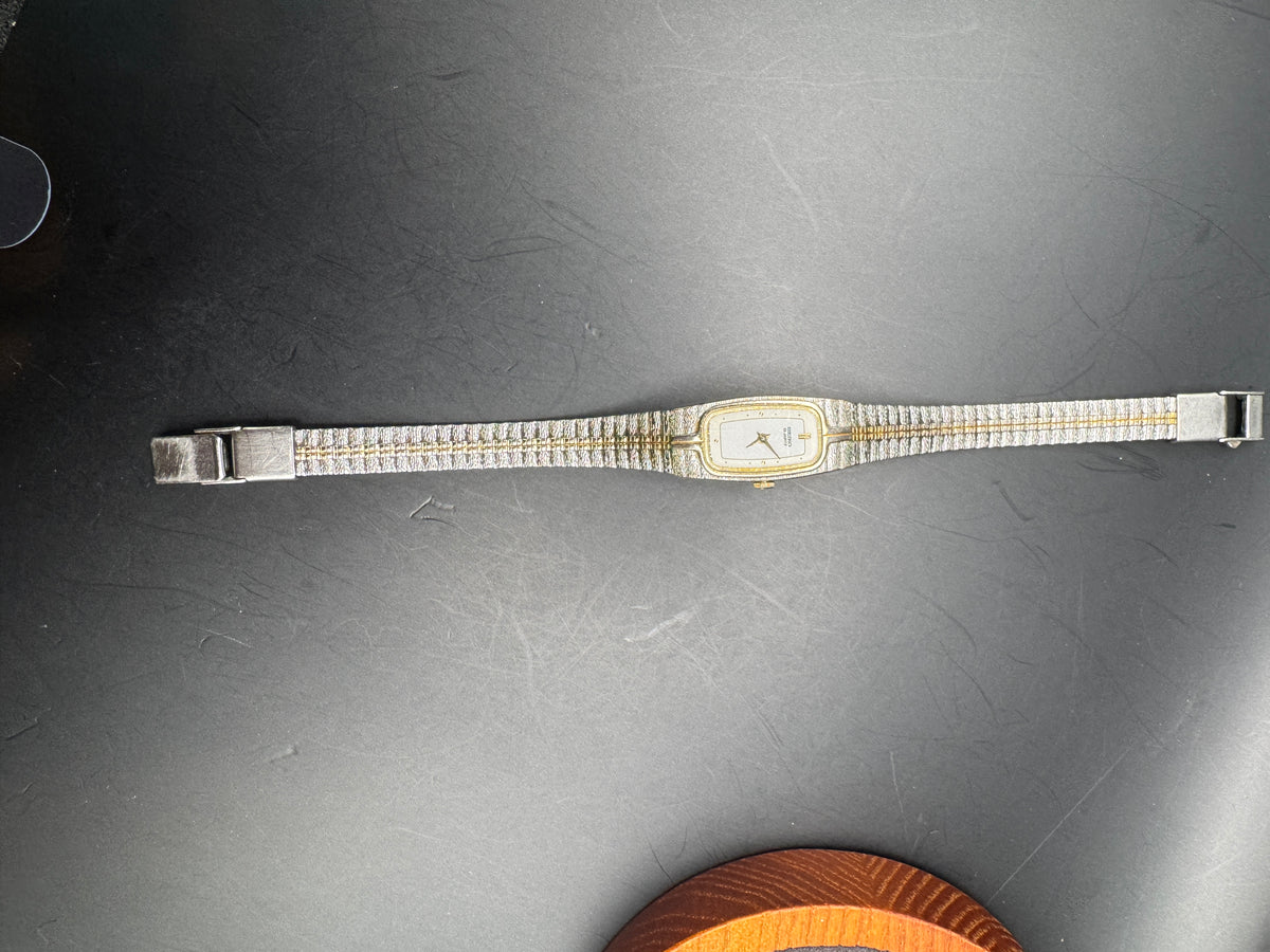 Vintage Seiko 2C20-6399 Ladies Gold Tone Two Tone Quartz Watch Untested Parts Repair