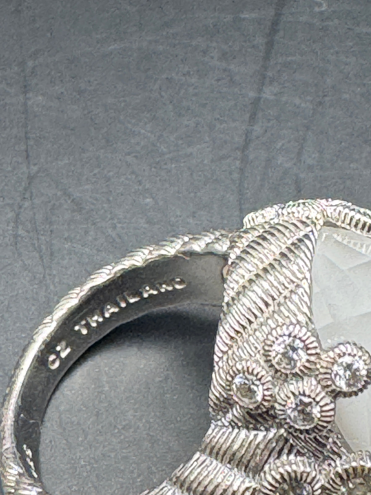 Judith Ripka 925 Thailand Sterling Silver Carved White Mother of Pearl Ring