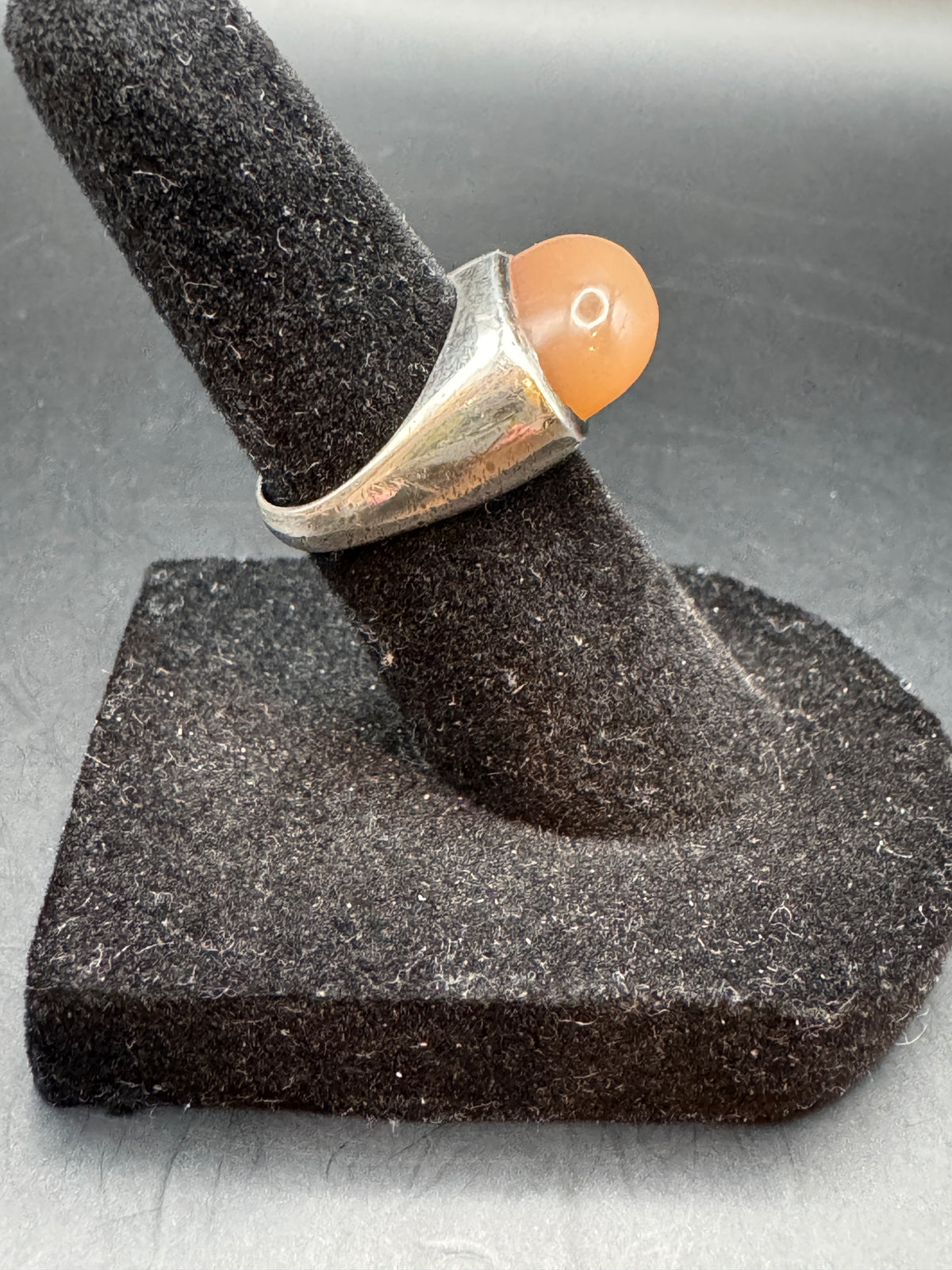 Vintage Size 4 Peach Mother of Pearl Oval Cabochon Ring Silver Tone Statement