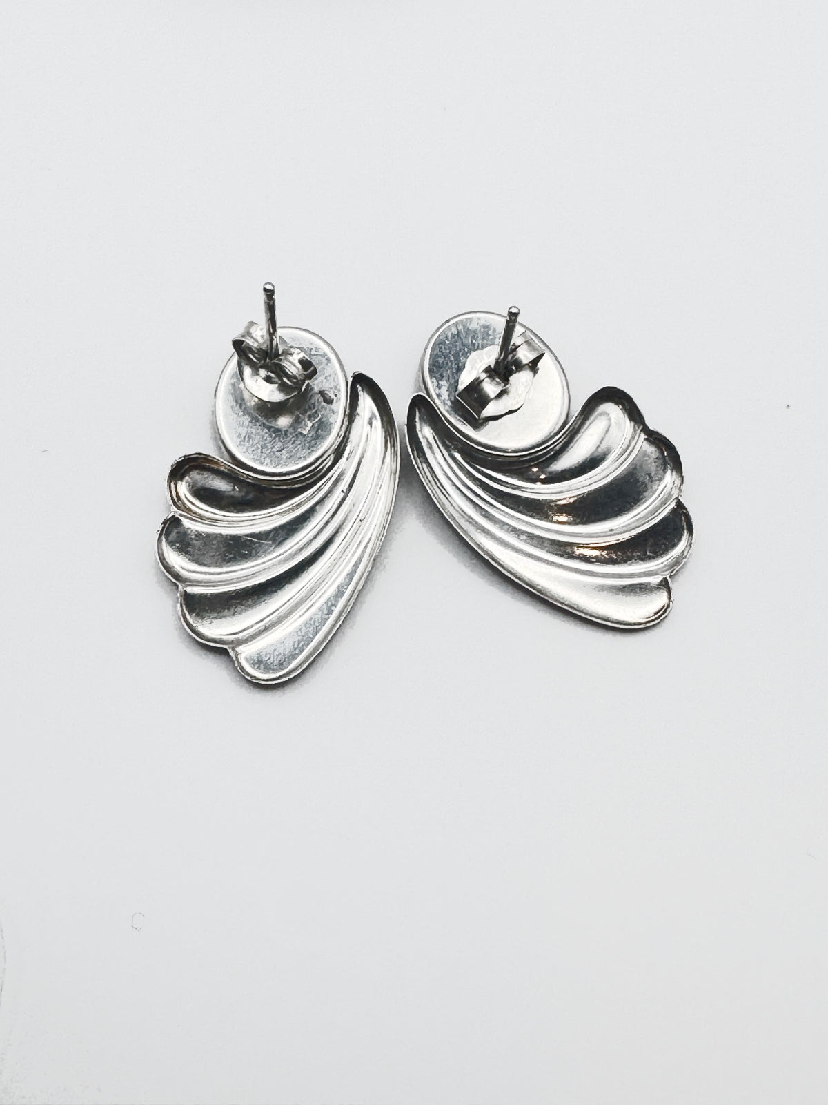 Vintage Silver Tone Black Stone Fan Wing Post Earrings Ribbed Scallop Design 1⅛"