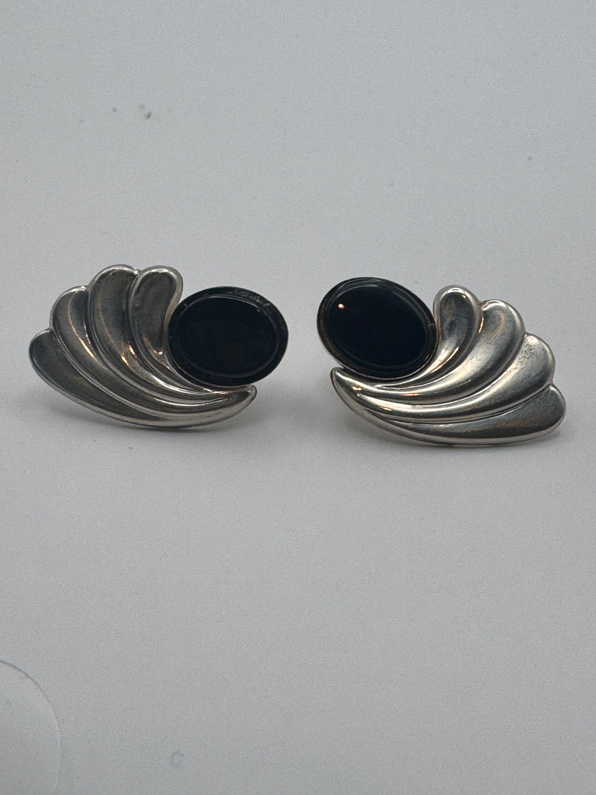 Vintage Silver Tone Black Stone Fan Wing Post Earrings Ribbed Scallop Design 1⅛"