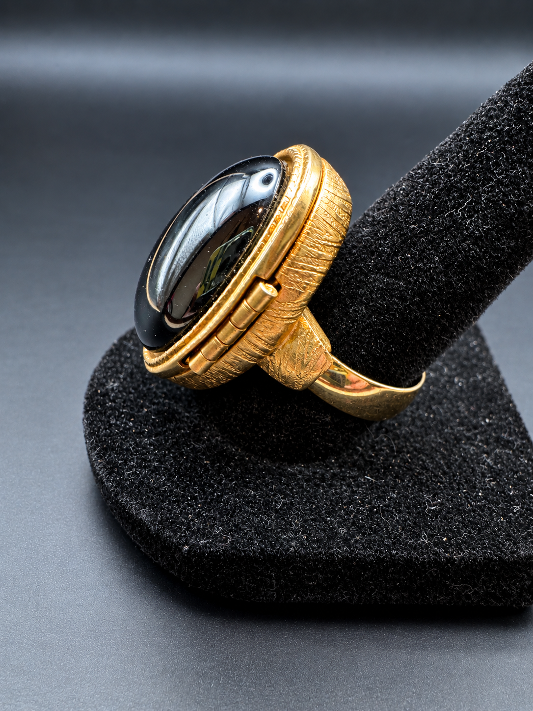 Vintage Avon Gold Tone Poison Ring, Black Cabochon Locket, Size 7